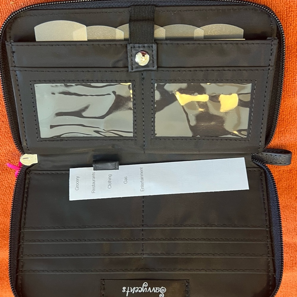 Kipling Black Wallet with Textured Pattern and Zipper Closure - Picture 2 of 3